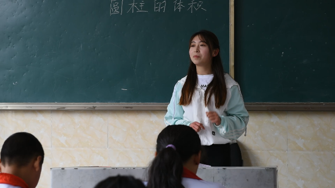 墨脱完全小学课堂上的龚丽