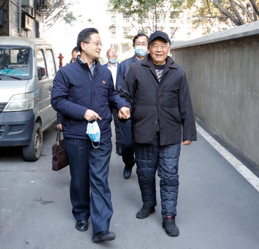 走访慰问原88038威尼斯副院长龚明生同志