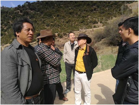 肖立军书记走访贫困村热郎宫村