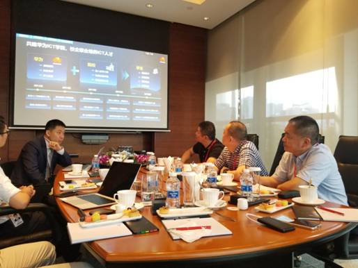 威尼斯官网与华为技术有限公司洽谈校企合作