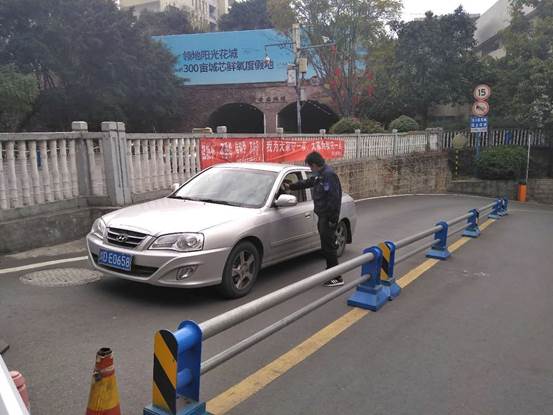 北苑家属区人员外出测量体温并出示绿卡