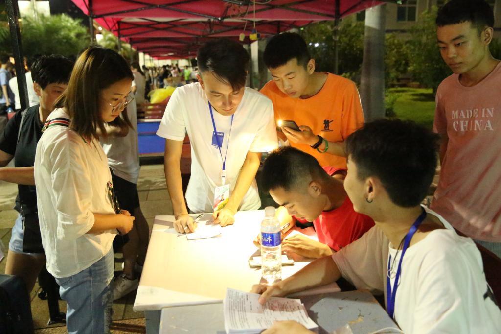 二级学院迎新点引导新生报到入学