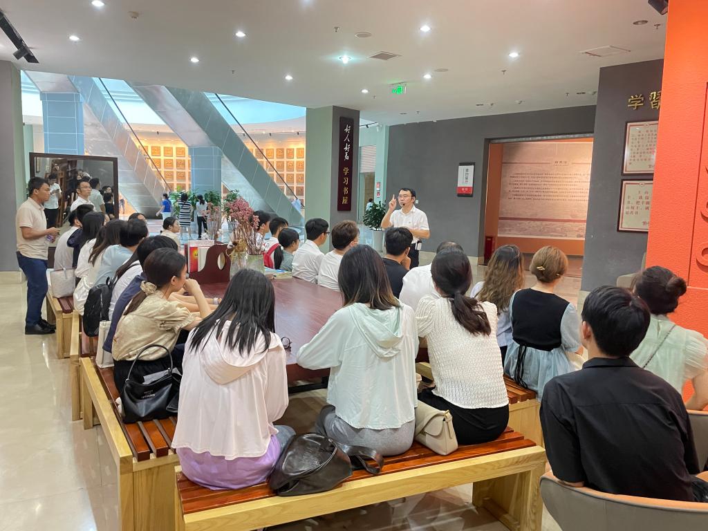 “传承三线精神,践行自律自觉自强”专题微党课