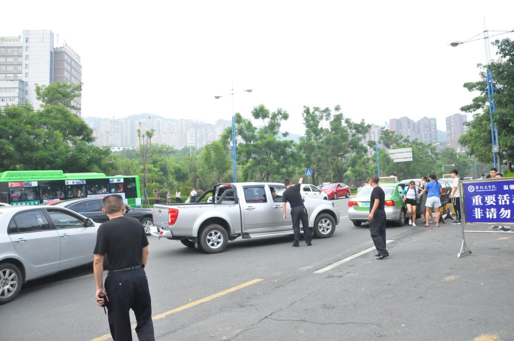 后勤安保人员指挥交通