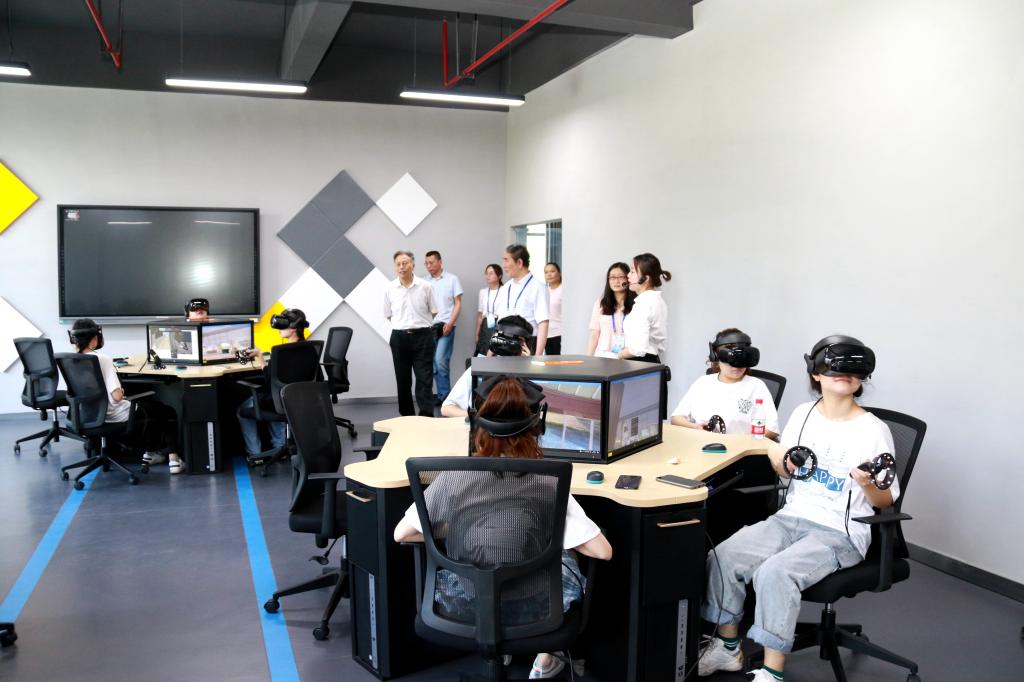 专家组考查产教融合大楼