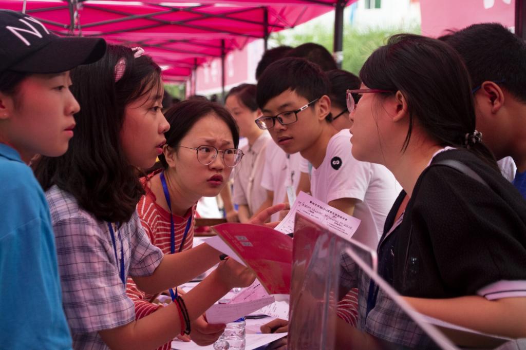 志愿者耐心为新生答疑解惑