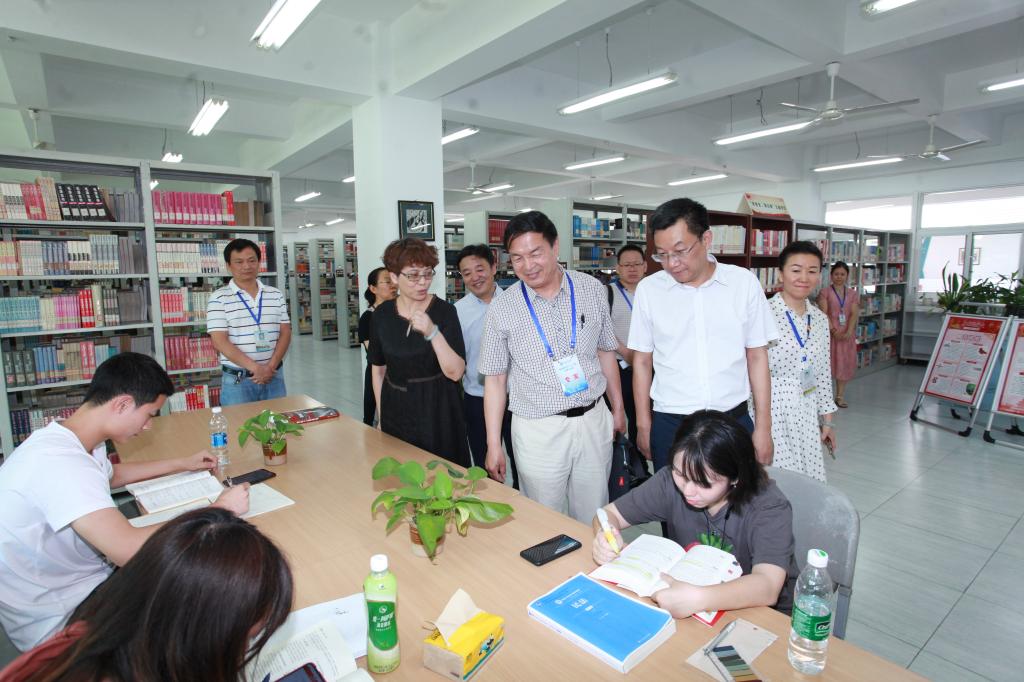 专家组考查图书馆