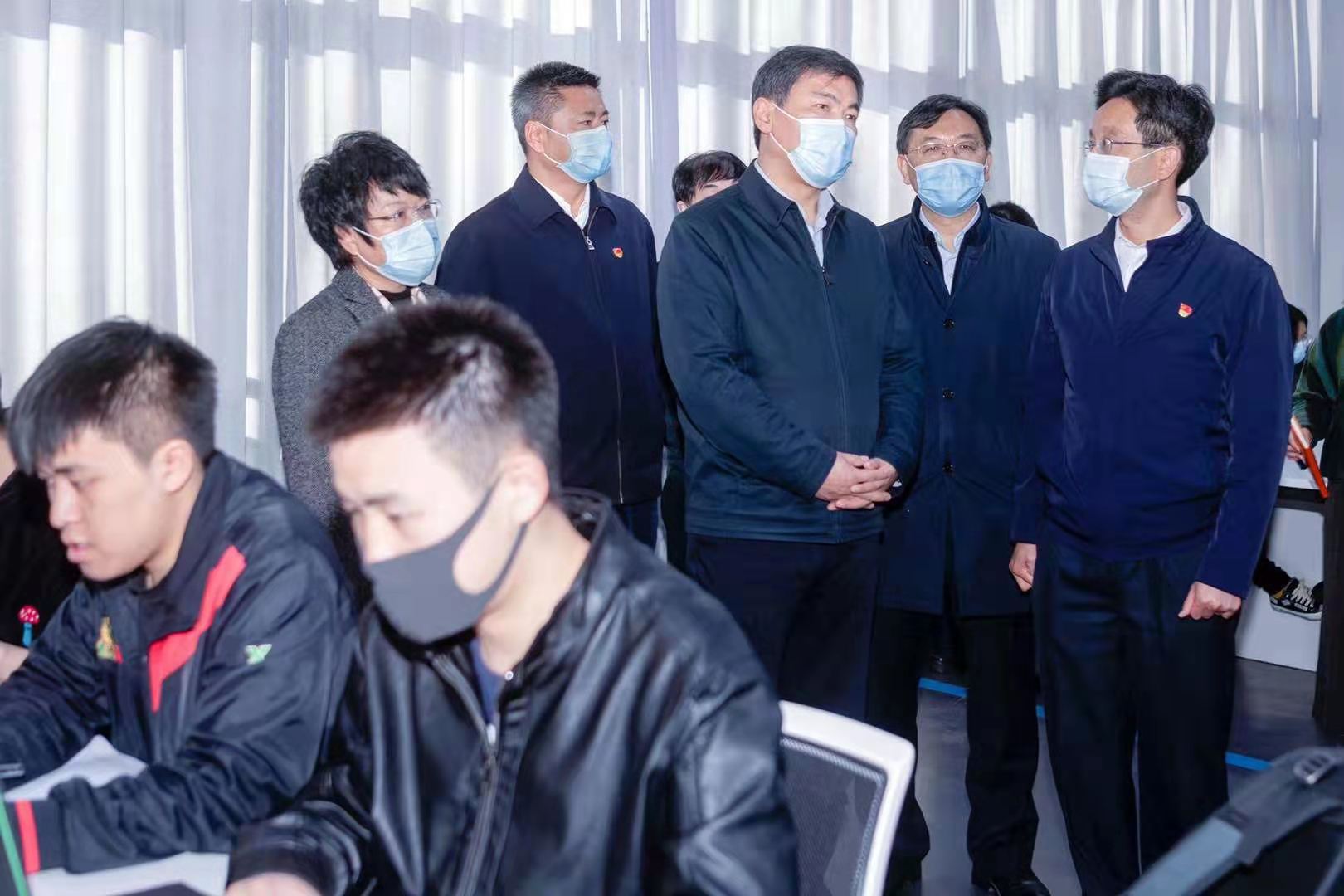 罗强一行在虚拟现实创新实验室观看学生的创新创业讨论和交流