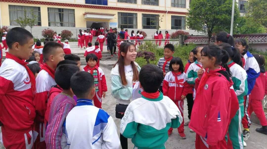 龚丽和学校的孩子们在一起