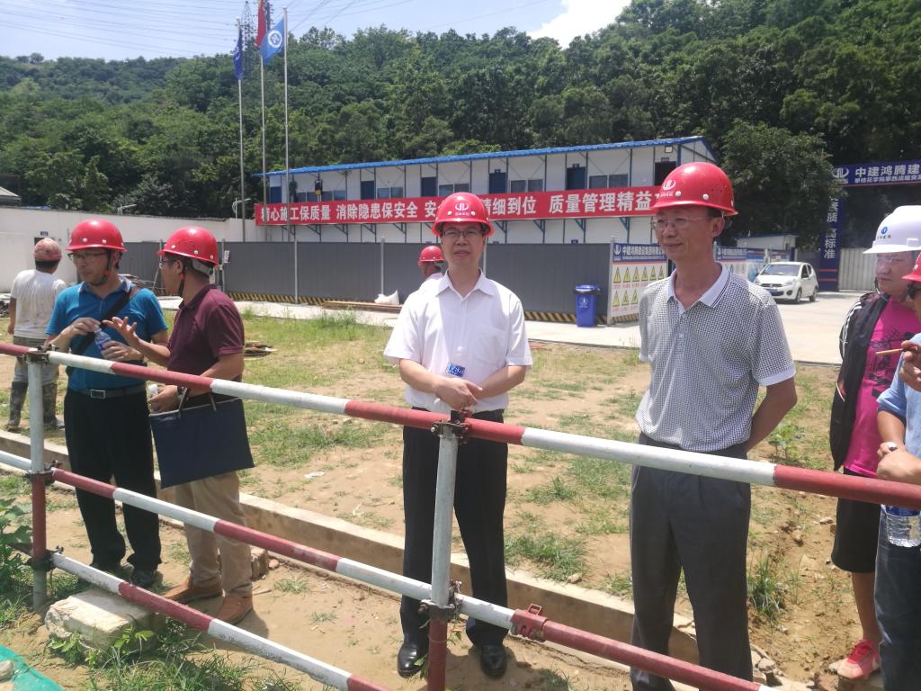 考察组查看产教融合项目实施情况