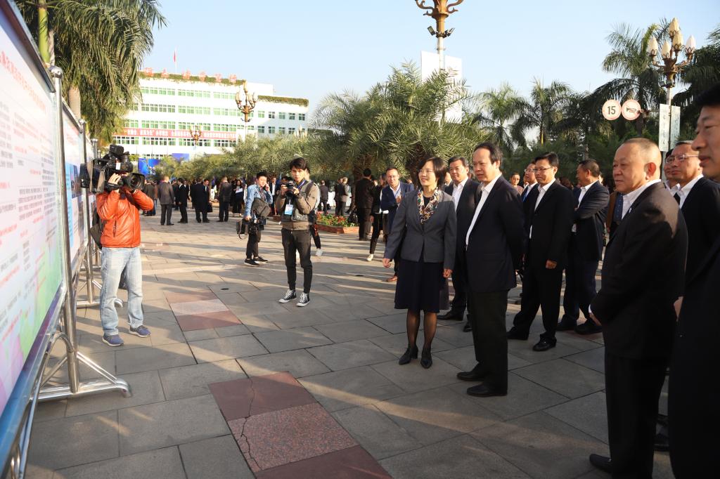郑东风一行观看纪检监察学院宣传展板