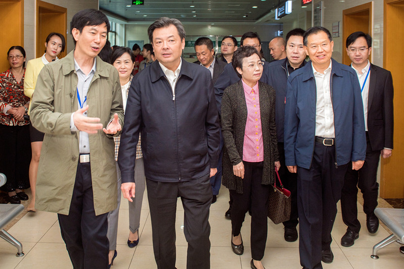 四川省纪委副书记贾瑞云(中)在市委书记李建勤(右二)陪同下莅临威尼斯官网附属医院(市中西医结合医院)调研指导工作