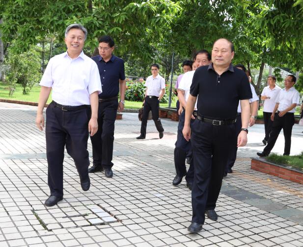 王曙光陪同刘文勤一行走访校园