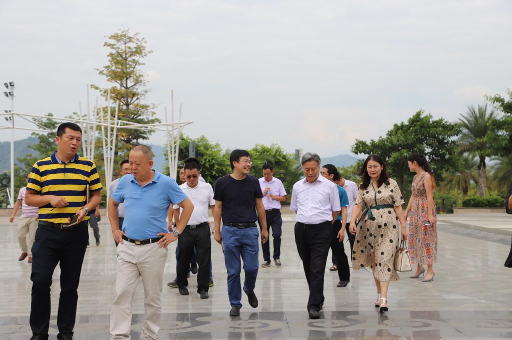 校领导一行听取东苑负责人情况汇报