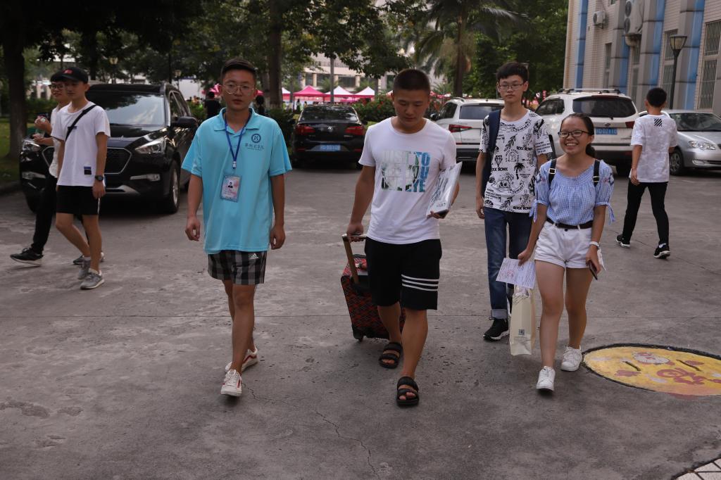 志愿者热情接待提前到来的同学和家长