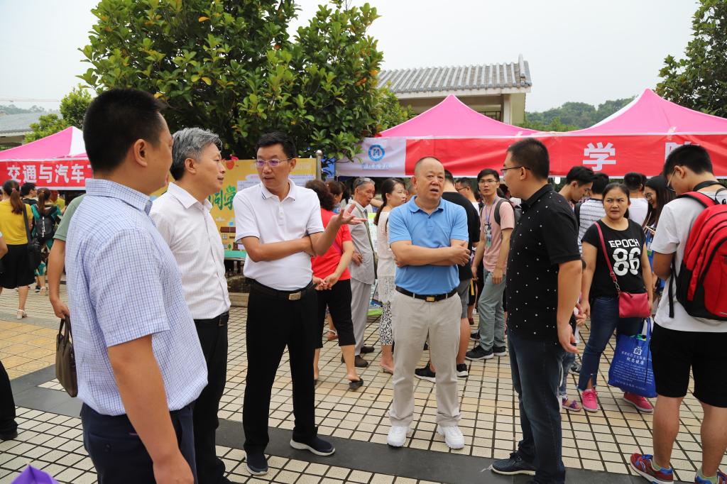 校领导检查指导迎新工作